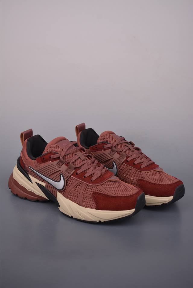 Nike V2K Runtekk 公司级版本 减震防滑复古低帮跑步鞋 材质上使用大面积网眼 皮革 Tpu 组成 支撑和透气性肯定不错 中底处由 Cushlon