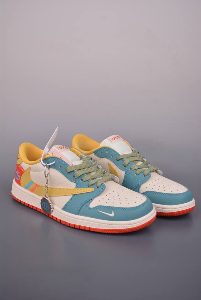 Fragment X Travis Scott X Gucci Air Jordan 1 Low 三方联名倒钩 全新的三方联名低帮倒钩鞋面延续了黑脚趾设计，整双