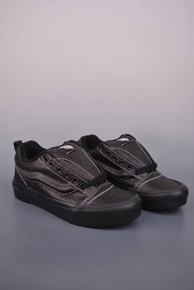 Vans Knu Skool 珠光麂皮 经典肥胖版大Logo黑武士麂皮 融合黑色珠光亮面材质面包鞋 尺码：35 36 36.5 37 38 38.5 39 40