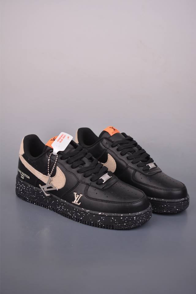 Nike Air Force 1 Low Lv联名 原楦头原纸板 打造纯正空军版型 专注外贸渠道 全掌内置蜂窝气垫 原盒配件 原厂中底钢印、拉帮完美 官方货号: