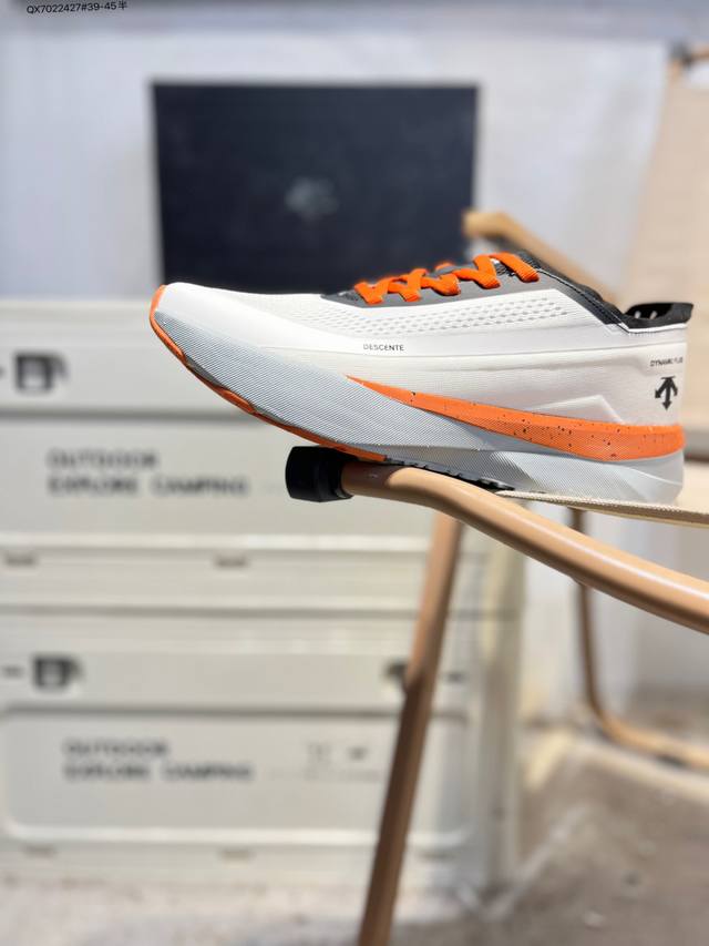 Descente Enerzite 迪桑特舒适百搭织物耐磨回弹低帮跑步鞋 Descente 迪桑特 创立于1935年，品牌名取自法语词汇，意为“滑降”。品牌箭头