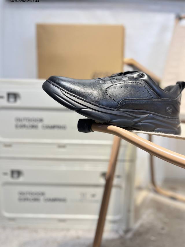 Ecco爱步男鞋轻便透气舒适耐穿 亲肤吸汗舒适内里 防滑防磨 持久干爽 简约粗绳系带 穿脱更加方便 柔韧防滑大底 鞋底立体凹槽 凹凸花纹加持 增强防滑减震性能