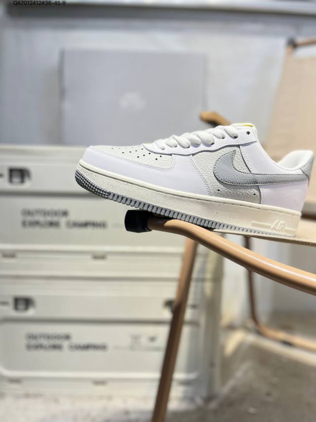 耐克 Nike Air Force 1 '07空军一号 百搭休闲运动板鞋。柔软、弹性十足的缓震性能和出色的中底设计，横跨复古与现代的外型结合，造就出风靡全球三十