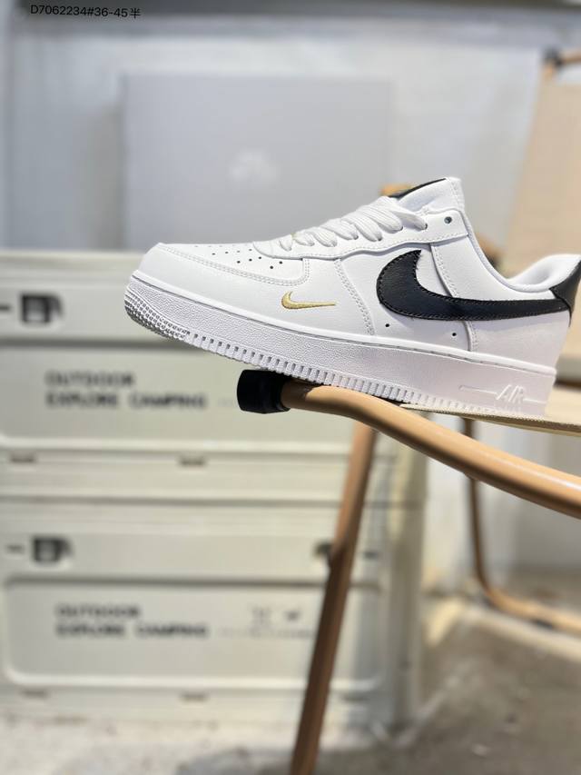 福利特价耐克 Nike Air Force 1 '07空军一号 百搭休闲运动板鞋。柔软、弹性十足的缓震性能和出色的中底设计，横跨复古与现代的外型结合，造就出风靡