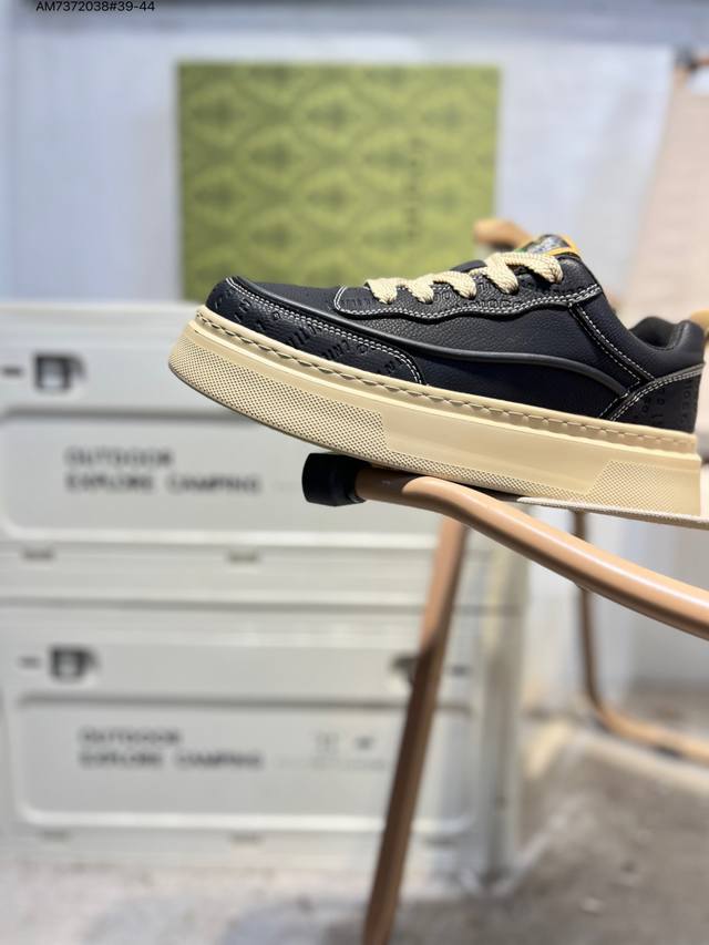 Gucci 古驰顶级进口材料 极为亲肤舒适 摸上去非常的细腻 版型上很正 进口牛皮+真皮内里+几何构图案 奢华生动 图案透气不闷热 更为牢固耐穿 色彩更为鲜艳绚