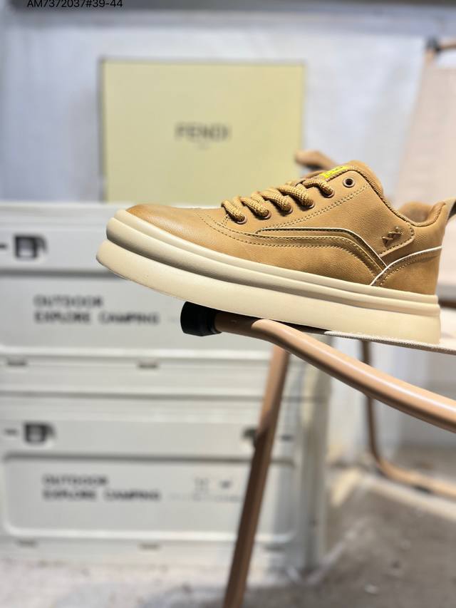 Fendi芬迪潮流时尚低帮 休闲运动鞋系列 广东品质原厂渠道原装订单 全套专柜包装物及配件 柔酷系列 松紧带套脚休闲运动男鞋 四季爆款 版型简洁大气 超级耐看