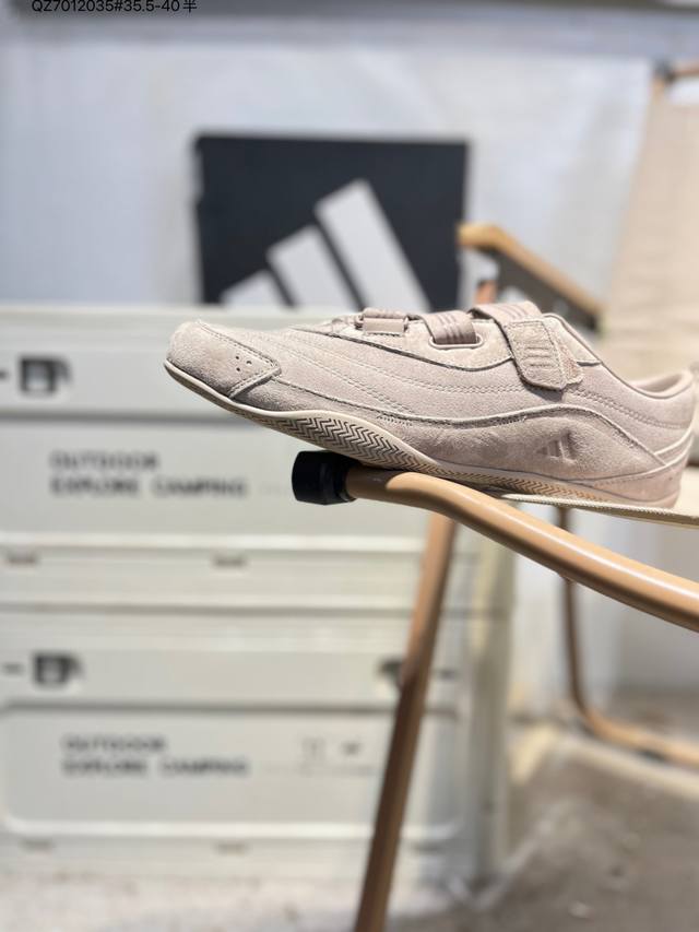 Ad Urban Reverie Fos 棕色 魔术贴城市芭蕾风薄底休闲鞋 设计感特别强 绒面革鞋面 中底廓形设计 结合了两种缓震技术 绑带设计整体线条优美 显