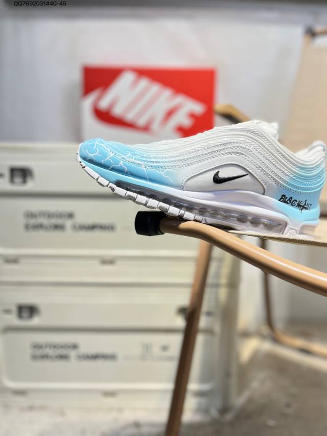 耐克 Nike Air Max 97 小勾子弹复古全掌气垫休闲运动鞋，正确子弹头鞋型 鞋身Swoosh视觉呈现效果。 以创新搭载可视全掌Max Air和演绎疾速