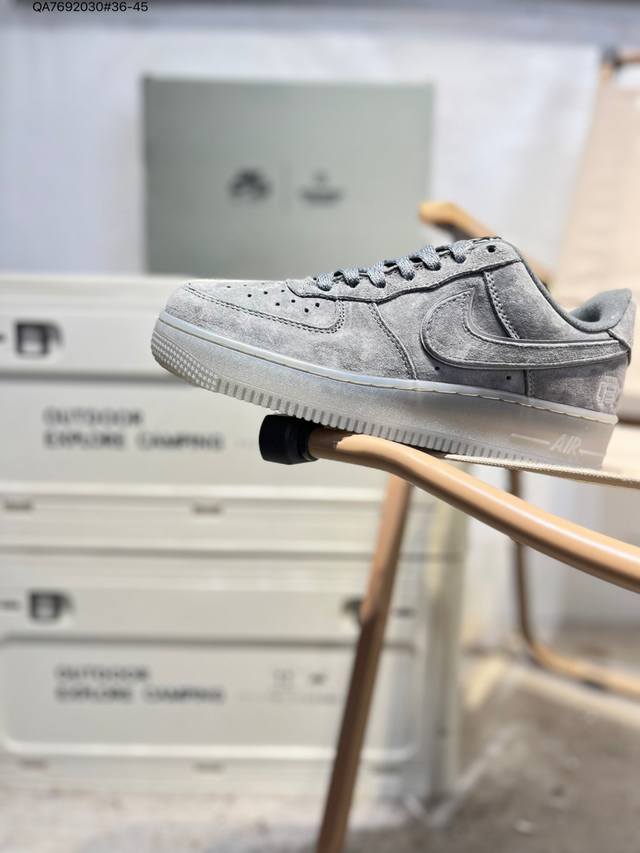 耐克 Nike Air Force 1 '07空军一号 百搭休闲运动板鞋。柔软、弹性十足的缓震性能和出色的中底设计，横跨复古与现代的外型结合，造就出风靡全球三十