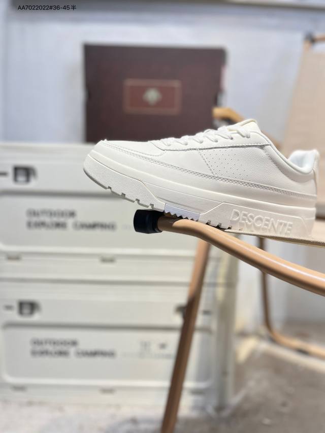 迪桑特Descente Court Sb 市面最优品质 区别市场版本 Descente 迪桑特 创立于1935年，品牌名取自法语词汇，意为“滑降”。品牌箭头标识
