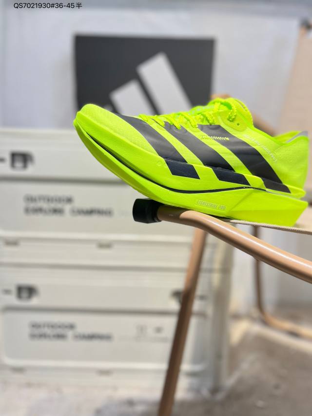 Adidas Adizero Adios 5 M 阿迪超轻透气缓震跑鞋 全掌碳板 整体外观造型与Adizero Adios pro Evo 1非常相似 中底配置