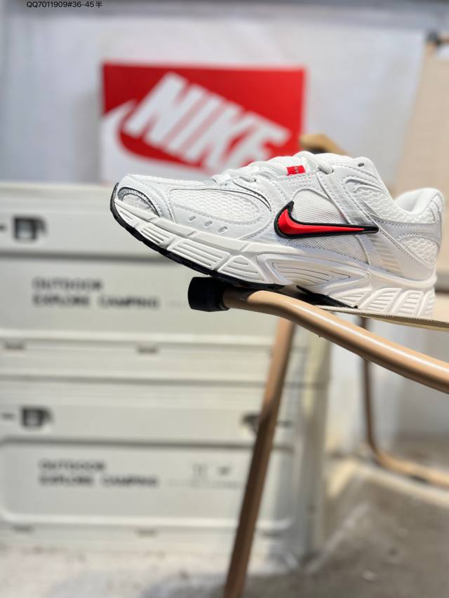 Nike V5 Rnr 舒适百搭防滑耐磨 低帮跑步鞋 舒适有型适合日常穿着 该鞋款延续千禧年经典设计搭载泡绵中底厚实而轻盈 匠心细节巧搭立体耐克勾标志焕新演绎复