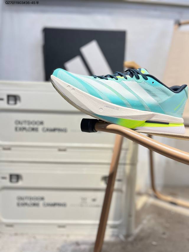 Adizero Boston 11 波士顿11代极速跑鞋 呼之欲出的速度感 整体造型极具速度感，鞋面以织面材质，搭配热固橡胶装饰 让鞋身呈现出满满的科技感与力量
