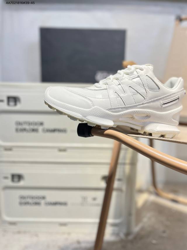 Ecco爱步男鞋轻便透气舒适耐穿 亲肤吸汗舒适内里 防滑防磨 持久干爽 简约粗绳系带 穿脱更加方便 柔韧防滑大底 鞋底立体凹槽 凹凸花纹加持 增强防滑减震性能