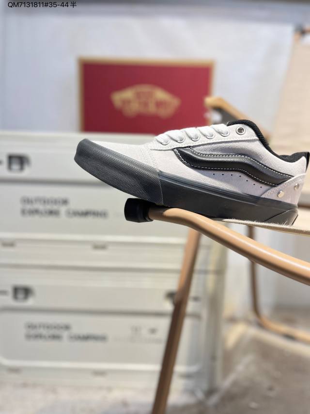 真标硫化工艺#原厂档案开发铝楦版型#正确安娜系列翘头鸟嘴贴条弧度致敬滑板文化，联乘瑞典著名鞋店Sneakersnstuff X Vans Sk8 Mid Sns