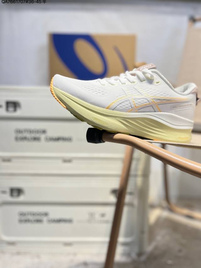 Asics Gel-Kayano 32亚瑟士经典跑鞋 如今机能风和户外风吹得正劲，便是主打“Urban Outdoor机能越野风格”，城市和户外场景都能轻松应对