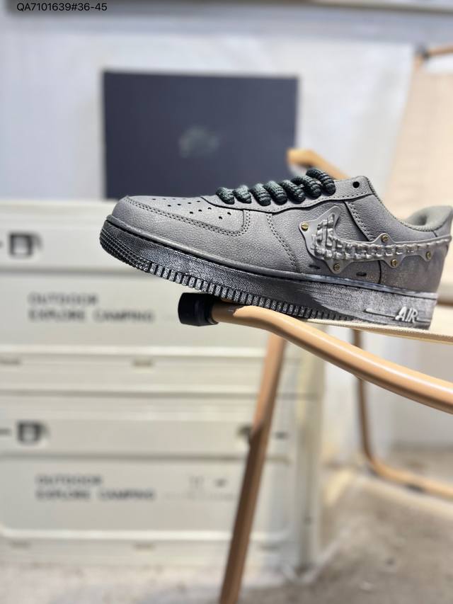 耐克 Nike Air Force 1 '07空军一号 百搭休闲运动板鞋。柔软、弹性十足的缓震性能和出色的中底设计，横跨复古与现代的外型结合，造就出风靡全球三十