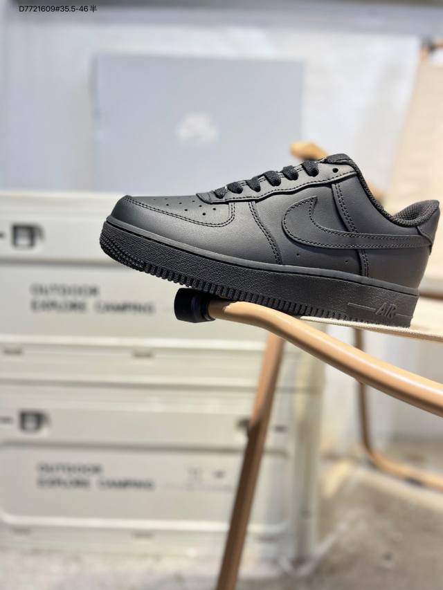 耐克 Nike Air Force 1 '07空军一号 百搭休闲运动板鞋。柔软、弹性十足的缓震性能和出色的中底设计，横跨复古与现代的外型结合，造就出风靡全球三十