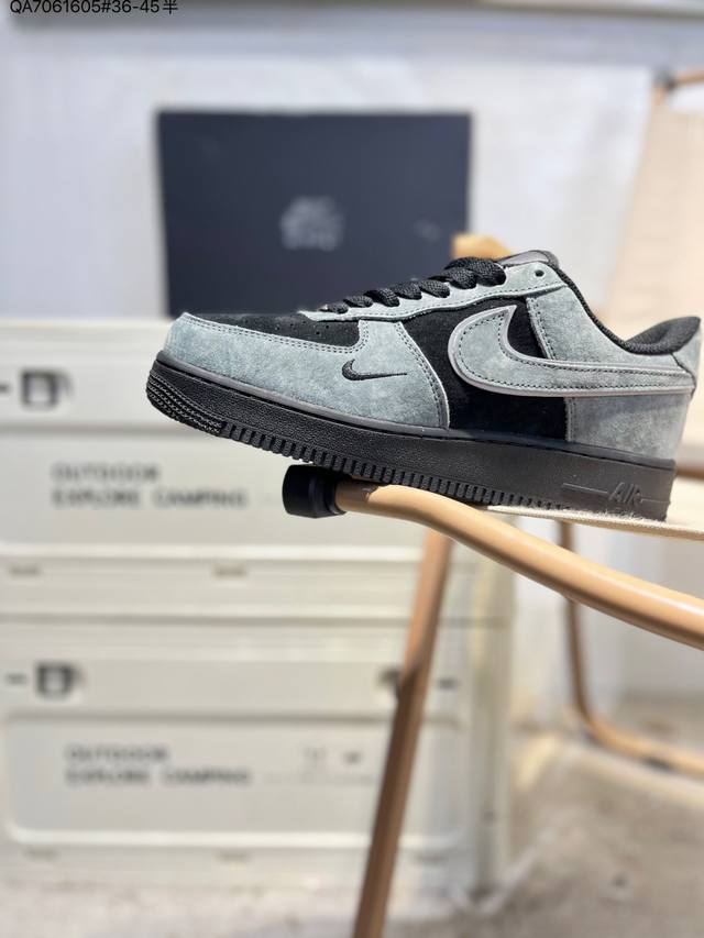 耐克 Nike Air Force 1 '07空军一号 百搭休闲运动板鞋。柔软、弹性十足的缓震性能和出色的中底设计，横跨复古与现代的外型结合，造就出风靡全球三十