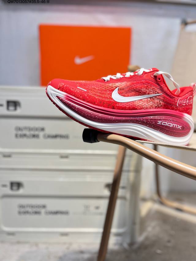 Nike Vomero plus 耐克 舒适减震防滑 低帮跑步鞋 全掌Reactx泡绵中底 前掌和后跟还配备了Air Zoom气垫单元 据说跑起来更快更舒适哦