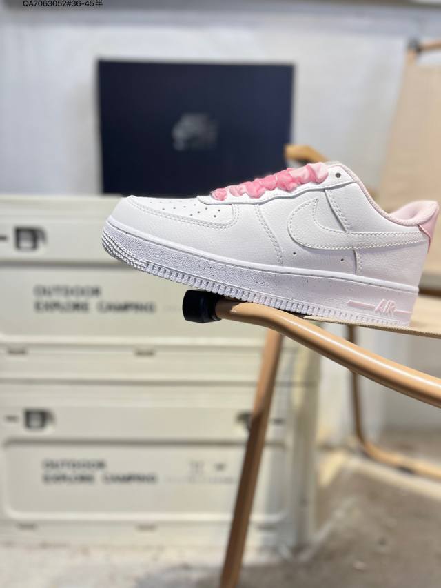 耐克 Nike Air Force 1 '07空军一号 百搭休闲运动板鞋。柔软、弹性十足的缓震性能和出色的中底设计，横跨复古与现代的外型结合，造就出风靡全球三十