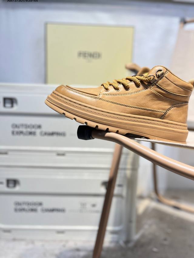 Fendi芬迪潮流时尚休闲运动鞋系列 广东品质原厂渠道原装订单 全套专柜包装物及配件 柔酷系列 松紧带套脚休闲运动男鞋 四季爆款 版型简洁大气 超级耐看 独有的