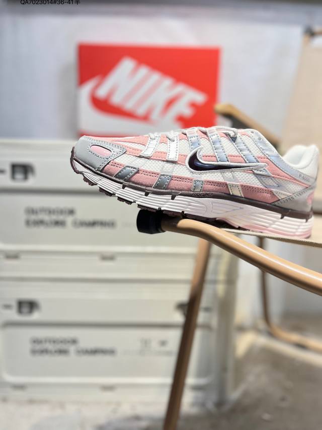 耐克 Nike p-6000 Laser Blue 复古科技个性运动老爹鞋。该鞋款鞋面采用纵横交错的覆面，重现 2000 年代跑鞋风格，同时搭配缓震鞋垫，带来舒