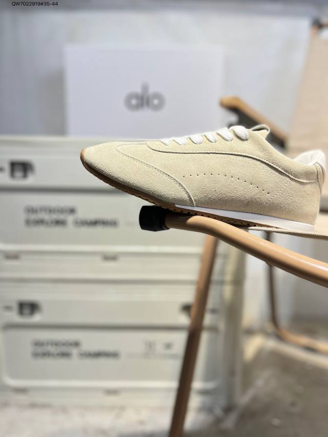 Lo Yogaalosunset新款运动鞋绒面革低帮薄底休闲鞋简约风 采用柔软麂皮拼接透气内里，鞋底具备一定缓震性，适合日常通勤或周末出游。品牌目前主要面向亚洲