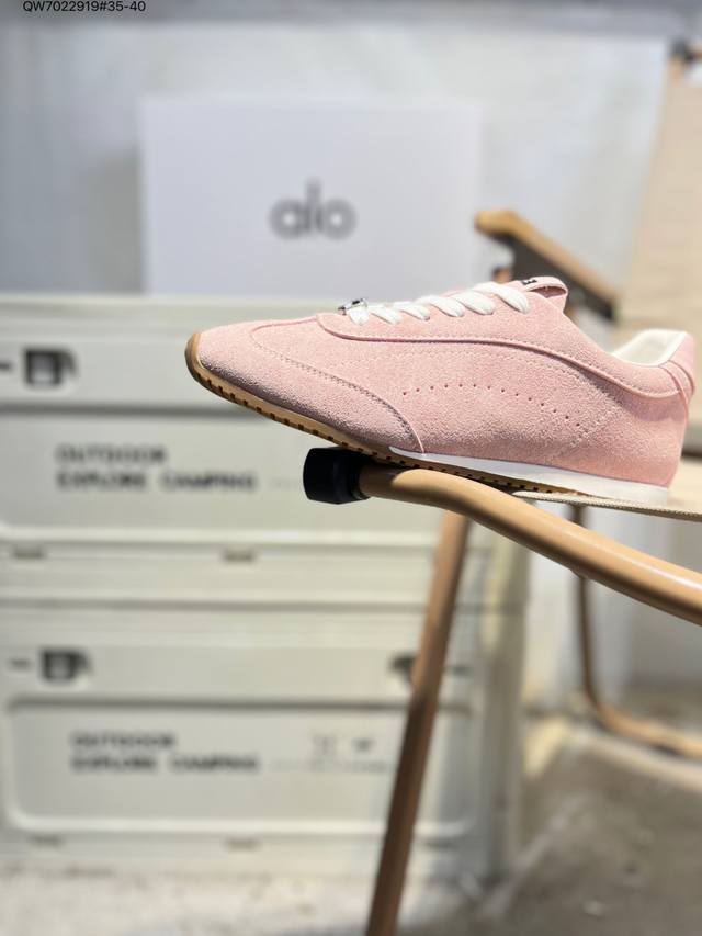 Lo Yogaalosunset新款运动鞋绒面革低帮薄底休闲鞋简约风 采用柔软麂皮拼接透气内里，鞋底具备一定缓震性，适合日常通勤或周末出游。品牌目前主要面向亚洲