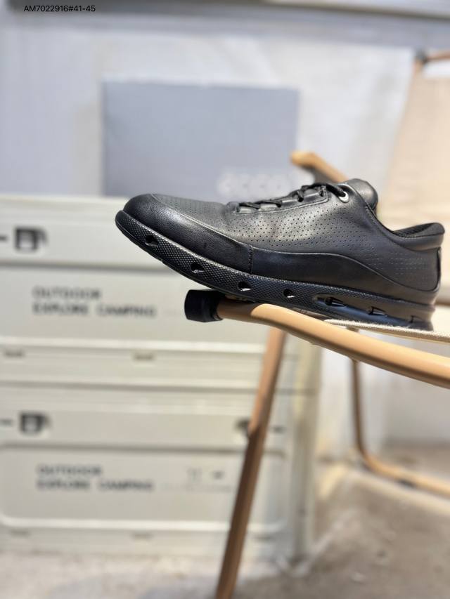 Ecco爱步男鞋轻便透气舒适耐穿 亲肤吸汗舒适内里 防滑防磨 持久干爽 简约粗绳系带 穿脱更加方便 柔韧防滑大底 鞋底立体凹槽 凹凸花纹加持 增强防滑减震性能