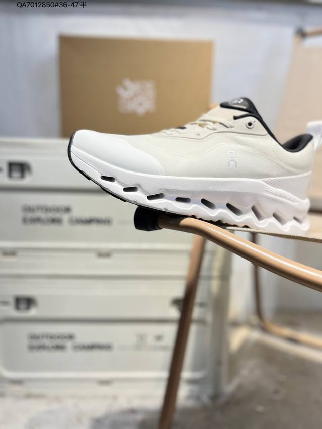 On昂跑Cloudtilt Moon 轻量运动休闲鞋 脚感很舒服 鞋底柔软且包裹性好 上脚显腿长 不管休闲还是运动都很百搭 是最好看最显质感的颜色3Me1069