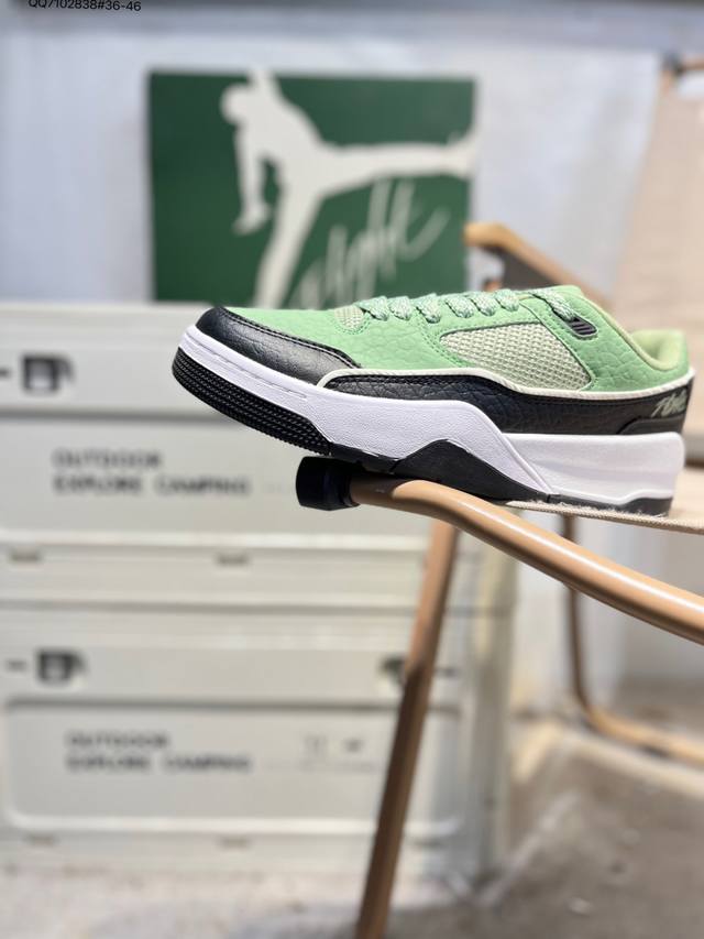 Air Jordan Flight Court 乔丹 低帮 复古休闲运动篮球鞋 设计简约又不失复古韵味鞋内的鞋垫柔软且有弹性 能够很好地缓冲落地时的冲击力鞋面的