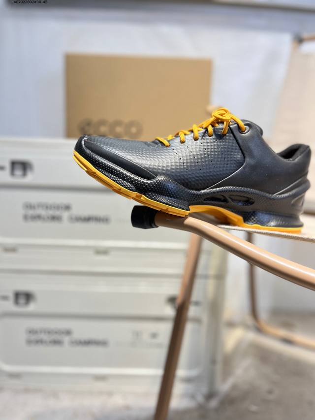 Ecco爱步男鞋轻便透气舒适耐穿 亲肤吸汗舒适内里 防滑防磨 持久干爽 简约粗绳系带 穿脱更加方便 柔韧防滑大底 鞋底立体凹槽 凹凸花纹加持 增强防滑减震性能