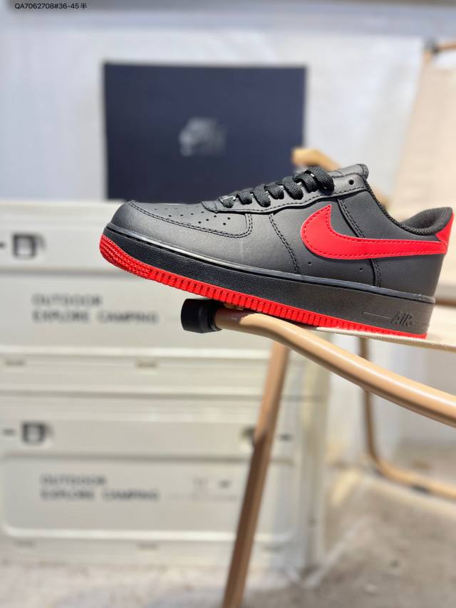 耐克 Nike Air Force 1 '07空军一号 百搭休闲运动板鞋。柔软、弹性十足的缓震性能和出色的中底设计，横跨复古与现代的外型结合，造就出风靡全球三十