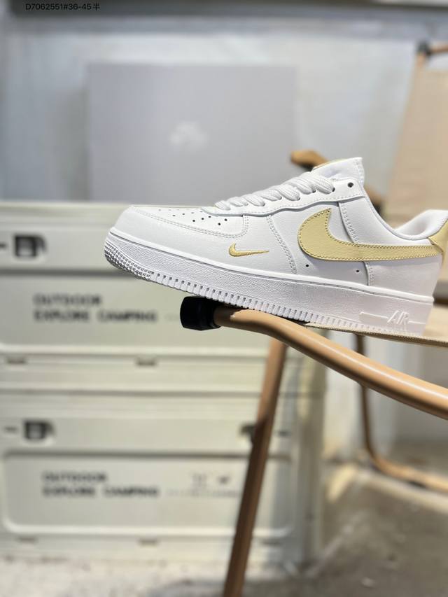 福利特价耐克 Nike Air Force 1 '07空军一号 百搭休闲运动板鞋。柔软、弹性十足的缓震性能和出色的中底设计，横跨复古与现代的外型结合，造就出风靡
