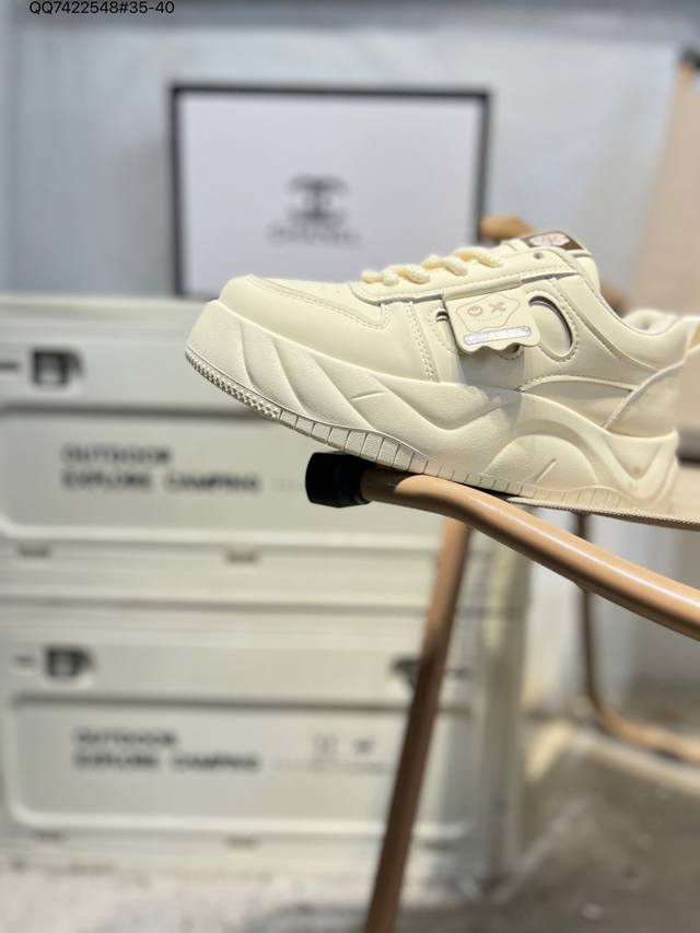 Chanel香奈儿2025新款 众多明星网红上脚 #鞋面采用Tpu材质 扣饰经过防氧化防腐蚀处理原版大扣 并非市场上的烤漆掉色便宜扣饰 #大底采用一比一原版超轻