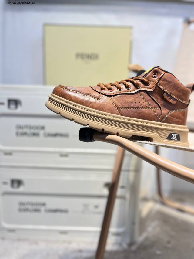 Fendi芬迪潮流时尚低帮 休闲运动鞋系列 广东品质原厂渠道原装订单 全套专柜包装物及配件 柔酷系列 松紧带套脚休闲运动男鞋 四季爆款 版型简洁大气 超级耐看