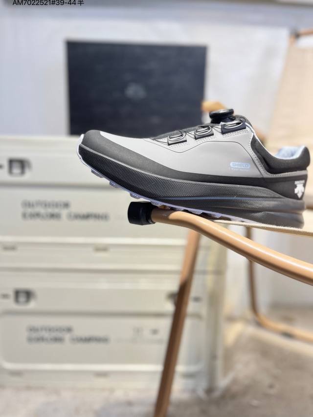 Descente Enerzite 迪桑特舒适百搭织物耐磨回弹低帮跑步鞋 Descente 迪桑特 创立于1935年，品牌名取自法语词汇，意为“滑降”。品牌箭头