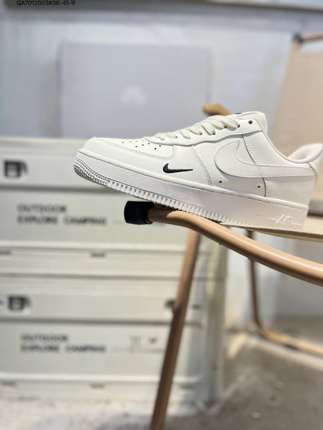 耐克 Nike Air Force 1 '07空军一号 百搭休闲运动板鞋。柔软、弹性十足的缓震性能和出色的中底设计，横跨复古与现代的外型结合，造就出风靡全球三十