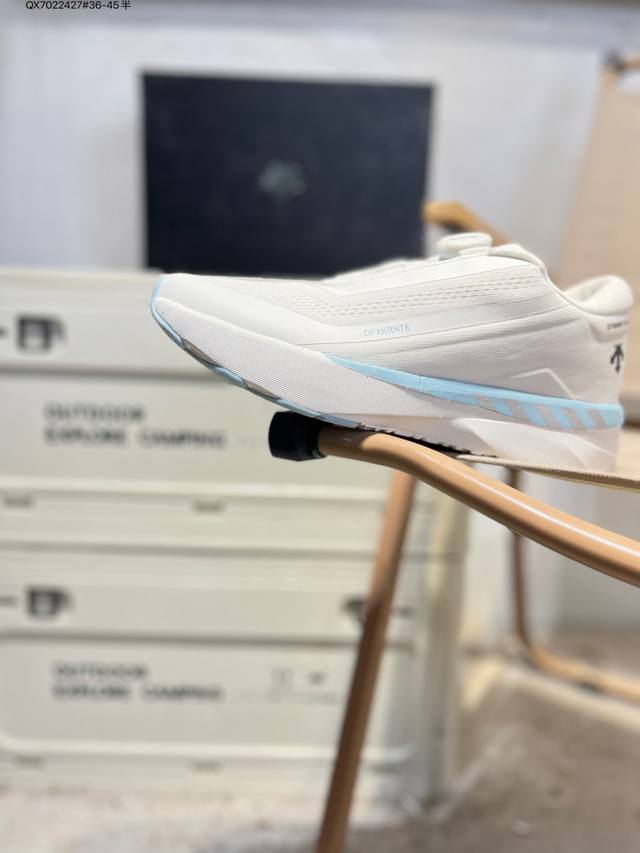 Descente Enerzite 迪桑特舒适百搭织物耐磨回弹低帮跑步鞋 Descente 迪桑特 创立于1935年，品牌名取自法语词汇，意为“滑降”。品牌箭头