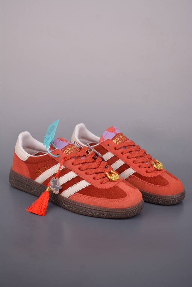 Adidas Handball Spezial 马年限定 阿迪达斯经典款 复古休闲板鞋 #全鞋采用反毛皮制作 牛筋耐磨大底 承载青春情怀的板鞋 经典三条杠装饰鞋