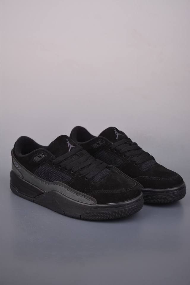 Air Jordan Flight Court 乔丹低帮复古篮球鞋 设计简约又不失复古韵味 鞋内的鞋垫柔软且有弹性 能够很好地缓冲落地时的冲击力 鞋面的材质贴合