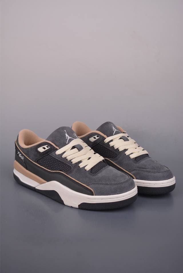 Air Jordan Flight Court 乔丹低帮复古篮球鞋 设计简约又不失复古韵味 鞋内的鞋垫柔软且有弹性 能够很好地缓冲落地时的冲击力 鞋面的材质贴合