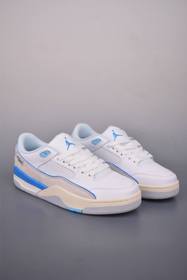 Air Jordan Flight Court 乔丹低帮复古篮球鞋 设计简约又不失复古韵味 鞋内的鞋垫柔软且有弹性 能够很好地缓冲落地时的冲击力 鞋面的材质贴合