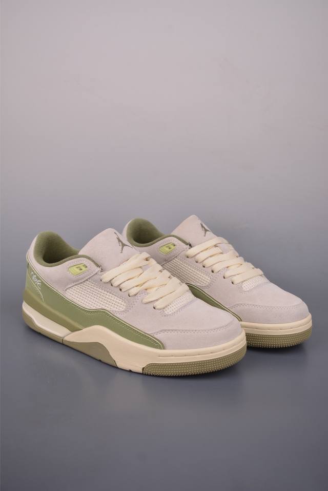 Air Jordan Flight Court 乔丹低帮复古篮球鞋 设计简约又不失复古韵味 鞋内的鞋垫柔软且有弹性 能够很好地缓冲落地时的冲击力 鞋面的材质贴合