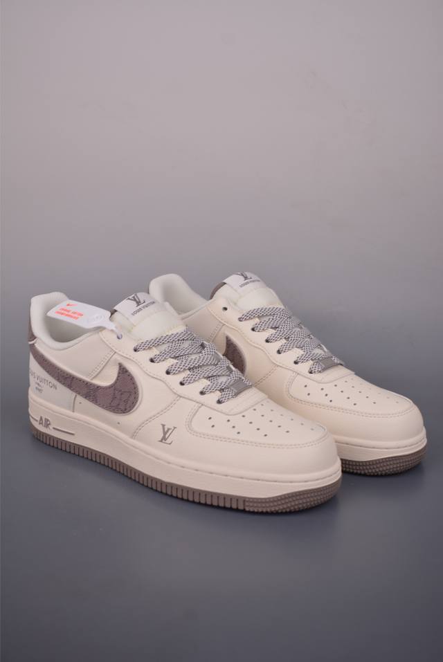 Nike Air Force 1 Low Lv联名 原楦头原纸板 打造纯正空军版型 专注外贸渠道 全掌内置蜂窝气垫 原盒配件 原厂中底钢印、拉帮完美 官方货号: