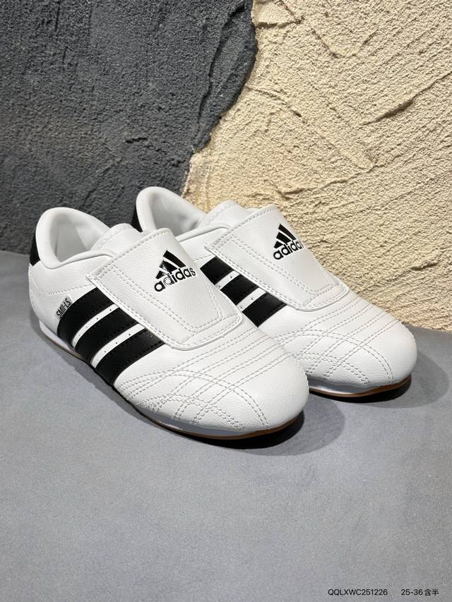 新品上市实拍 R版 Adidas Originals Taekwondo 百搭单品 跆拳道薄底鞋 皮质鞋面，柔软高级 搭配经典3D鞋头缝线设计一脚蹬设计穿脱自如