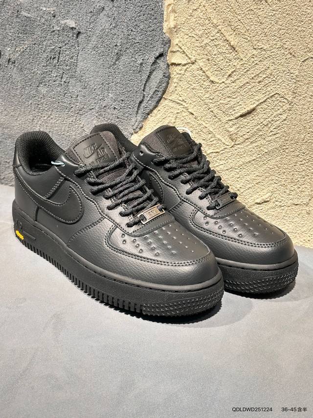 新品上市实拍 耐克Nike Air Force 1“07空军一号低帮百搭休闲运动板鞋。柔软、弹性十足的缓震性能和出色的中底设计，横跨复古与现代的外型结合，造就出
