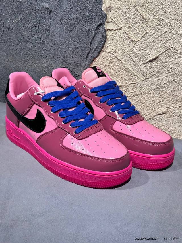 新品上市实拍 耐克Nike Air Force 1“07空军一号低帮百搭休闲运动板鞋。柔软、弹性十足的缓震性能和出色的中底设计，横跨复古与现代的外型结合，造就出