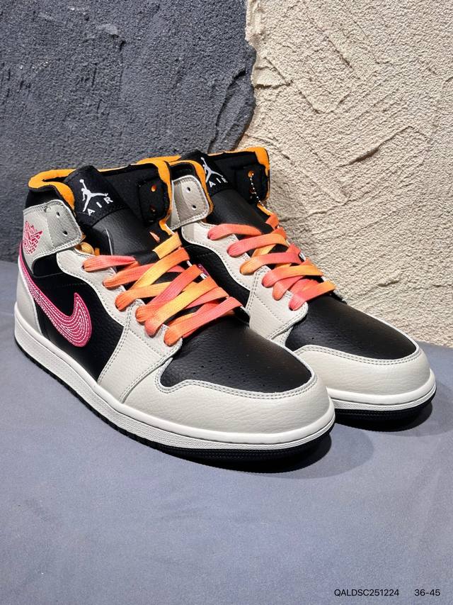 新品上市实拍 Air Jordan 1 Low 低帮 蓝柠檬 Aj1 乔丹1代 Aj1 乔1 低邦 蓝黄拼接 乔丹篮球鞋系列 鞋身采用蓝色皮革勾勒轮廓，明黄色注